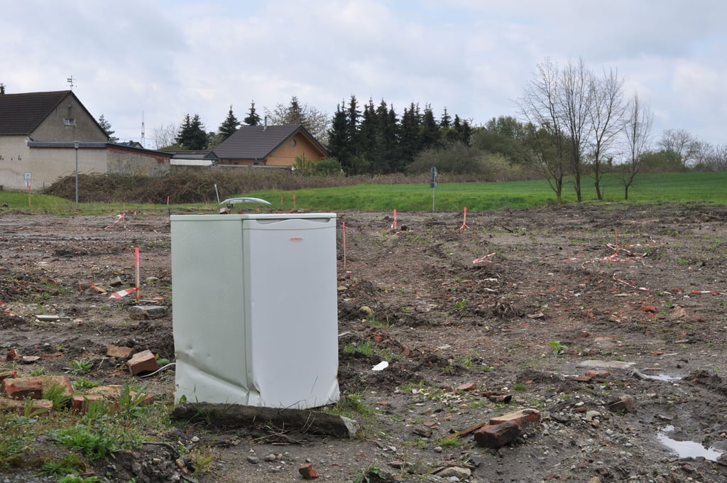 Bald auch die ganze Küche: Am Ortsrand von Welsleben an der Magdeburger Straße sind die beiden alten Blöcke schon verschwunden. Fünf Einfamilienhäuser sollen hier stattdessen entstehen. Das Foto ist im Mai 2021 aufgenommen worden.