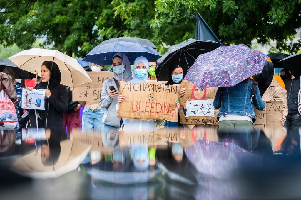 Eine Demonstration für die Aufnahme von Menschen aus Afghanistan vor dem Bundeskanzleramt in Bilder.