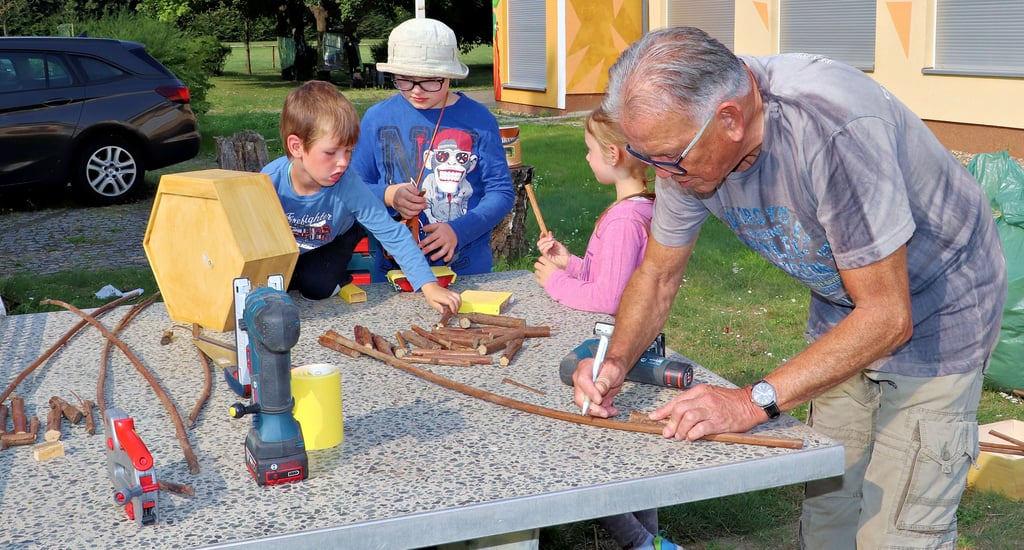 Rick, Susann, Pia und Manfred Göbel (v. li.) bereiten das Material für die Insektenhotels vor.