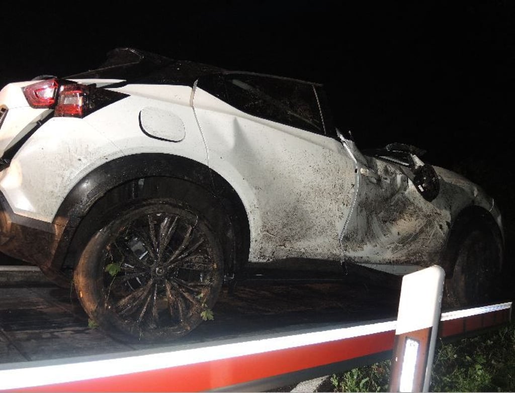 Bei einem Verkehrsunfall zwischen Dingelstedt und Neu Rundstedt sind ein 18- und ein 19-Jähriger schwer verletzt worden. Am Auto entstand wirtschaftlicher Totalschaden.