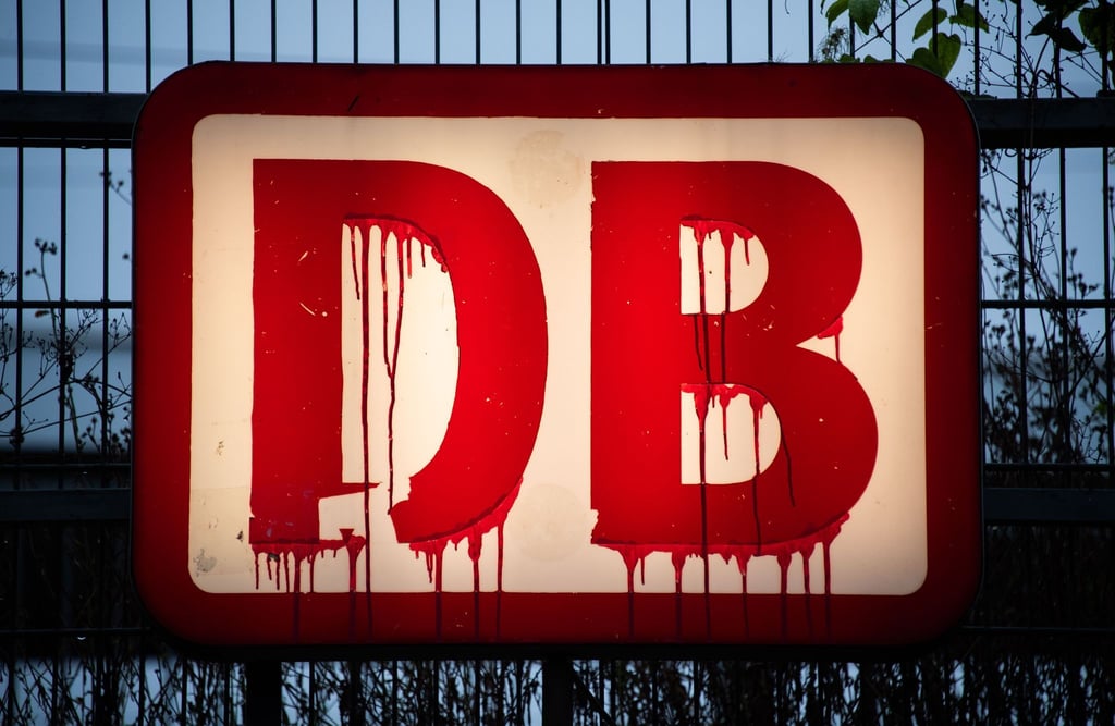 Rote Farbe ist auf einem Logo der Deutschen Bahn am Hauptbahnhof runtergelaufen.