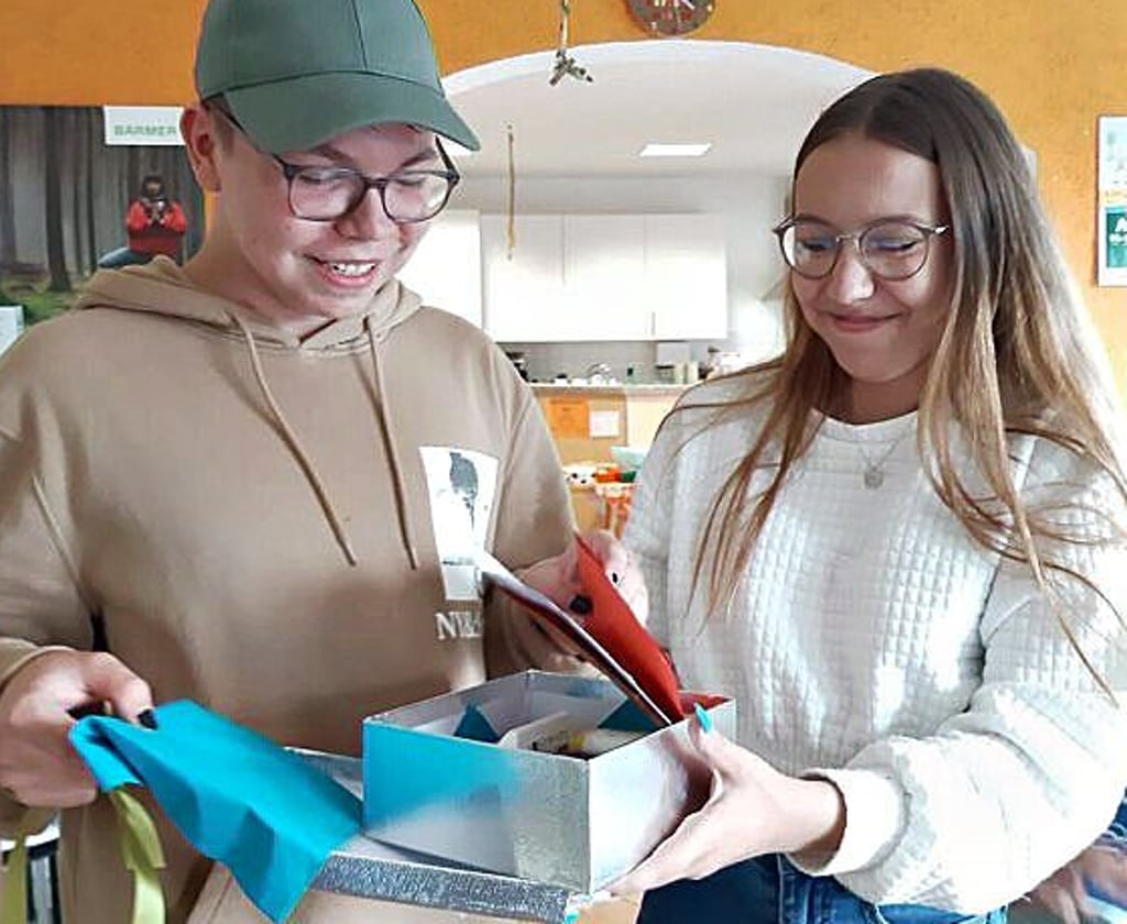 Alexander und Anna freuen sich über neue Sachen.