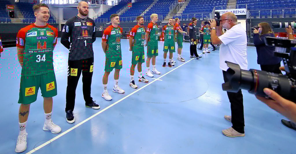 Bitte lächeln! Für die Fotografen stellten sich die SCM-Spieler für die Porträtaufnahmen bereit.