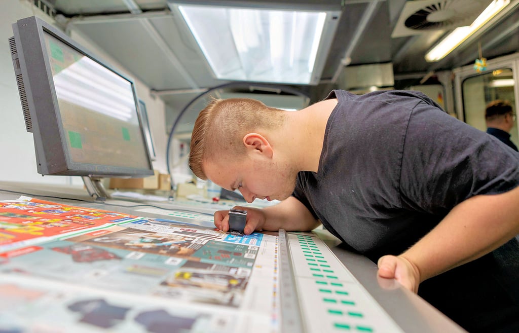 Oliver Breuer aus Naumburg lernt in der Bagel Roto-Offset GmbH in Schleinitz und mag seine Ausbildung.