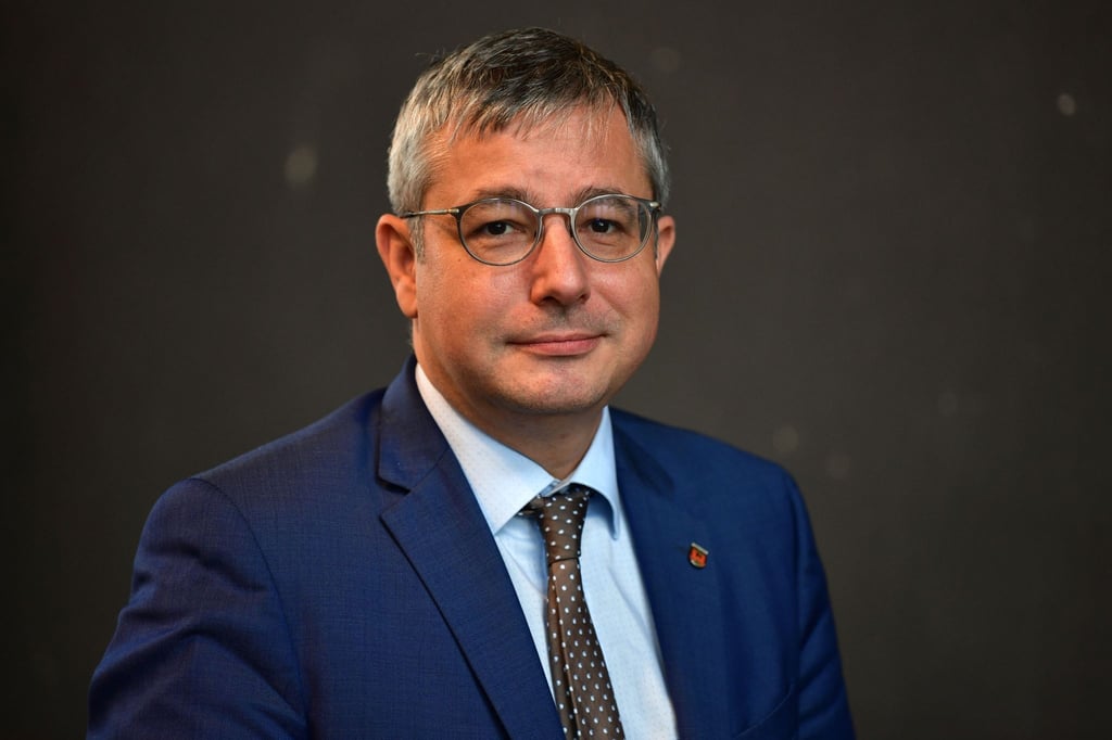Suhls Oberbürgermeister André Knapp steht im Ratssitzungssaal nach einer Pressekonferenz.