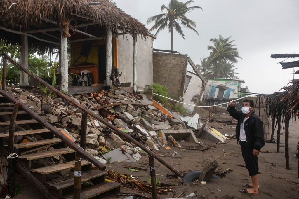 Ein Mann steht vor den Trümmern seines Hauses in Tecolutla an Mexikos Ostküste.