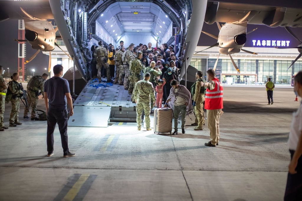 Geflüchtete verlassen in Tasckent einen Airbus A400M der Bundeswehr.