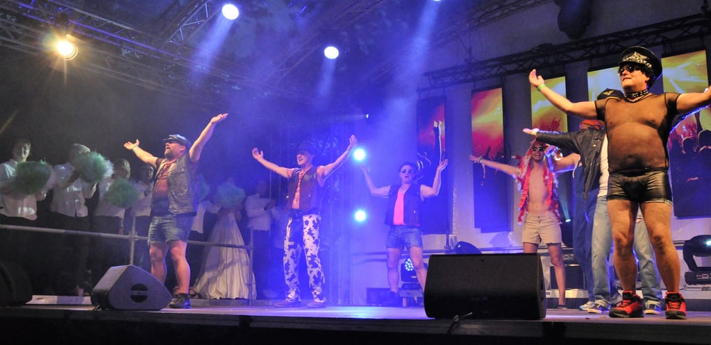 In die Rollen der Village People schlüpfte das Männerballett und brachte seine unterhaltsame Version von Y.M.C.A. auf die Bühne des Steckbyer Lunaparks bei der 1. Sommer-Session des SCC nach der Corona-Zwangspause.