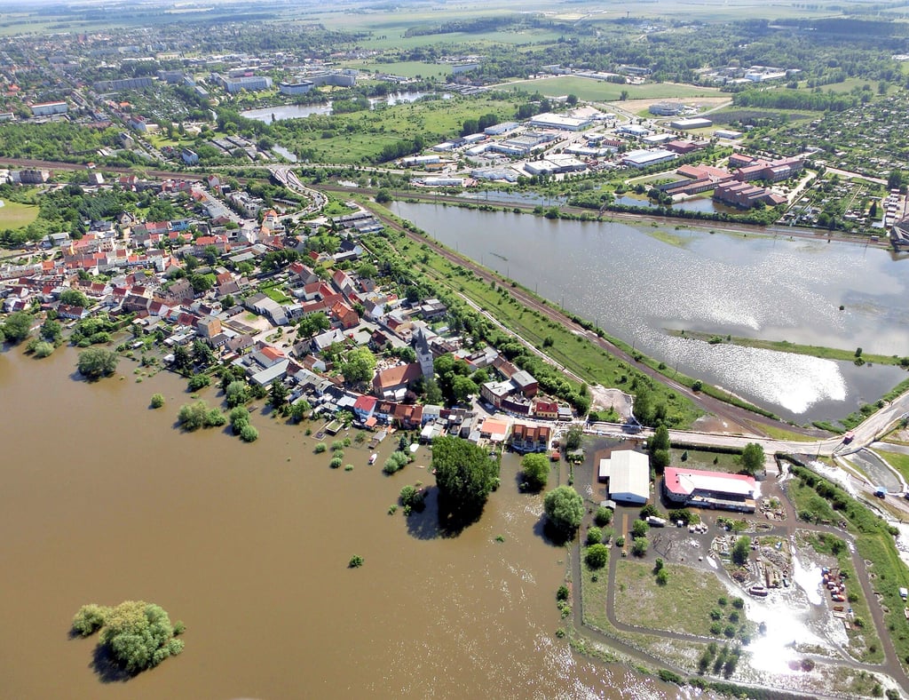Frohse fotografiert aus nördlicher Richtung am Nachmittag des 11. Juni 2013: Um diese Bilder künftig zu vermeiden, sollen in dem Stadtteil umfassende Hochwassermaßnahmen umgesetzt werden.