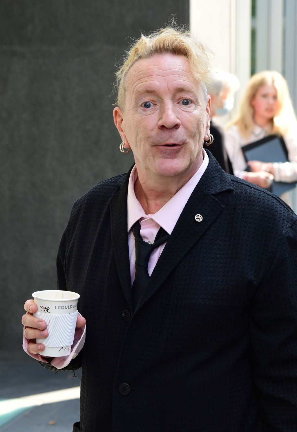 Frontmann John Lydon alias Johnny Rotten vor dem Gerichtsgebäude in London.