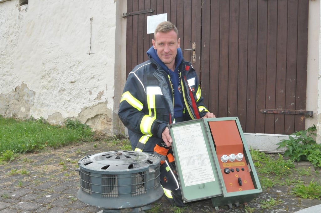 Ortswehrleiter Matthias Stiemer aus Ilberstedt zeigt die Sirene, die der Feuerwehrverein gekauft hatte.