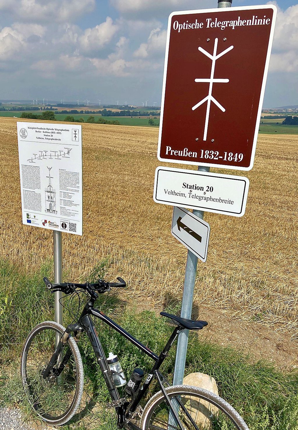 150 Meter entfernt auf dem Acker stand die Station 20 bei Veltheim. Am Radweg weisen jetzt Schilder darauf hin.
