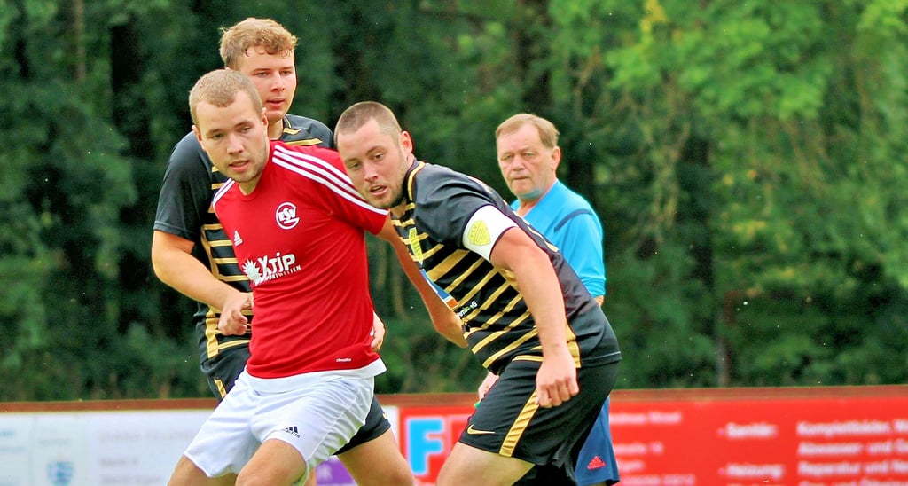 Spannende Duell lieferten sich Lukas Jahn (in rot/Egeln) und Patrick Beyer vom FSV Drohndorf/Mehringen. Einen Sieger gab es weder in der Situation noch nach 90 Minuten.