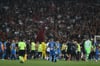Nizza-Fans strömen gegen Olympique Marseille auf das Spielfeld.