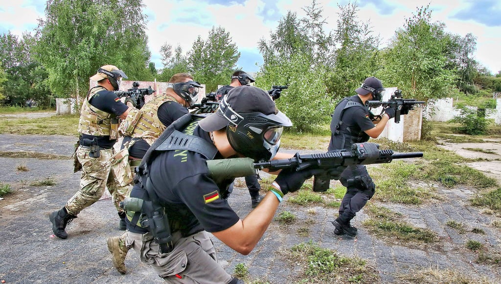 Für den guten Zweck und den Verein Herzensangelegenheiten sind die Paintballspieler in Hettstedt in einem Turnier gegeneinander angetreten.