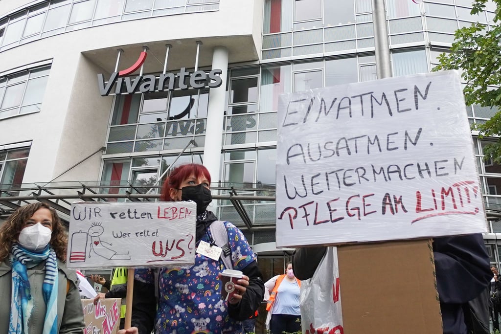 Plakate werden bei einer streikbegleitenden Kundgebung vor der Vivantes-Zentrale hochgehalten.