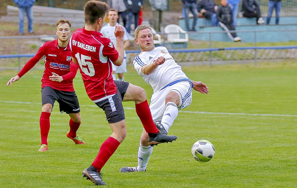 Westerhauses Kaptiän Marcel Fricke (weißes Trikot, hier in einem früheren Spiel) erzielte gegen den Sportclub Bernburg per Strafstoß den 3:1-Endstand.