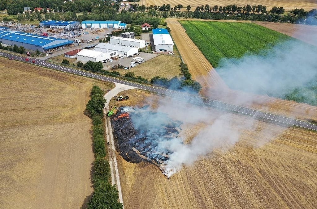 Die Luftaufnahme zeigt einen der abgebrannten Strohdiemen am Ortsrand von Hötensleben.