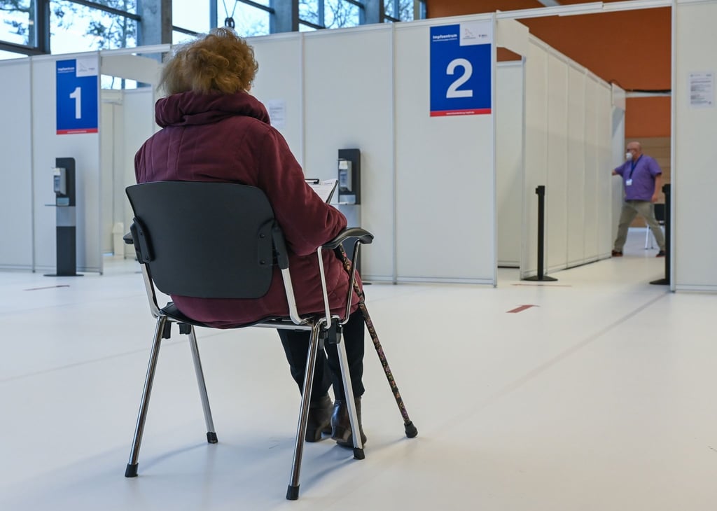 Eine Frau wartet im Impfzentrum Eberswalde auf ihre Schutzimpfung gegen Covid-19.