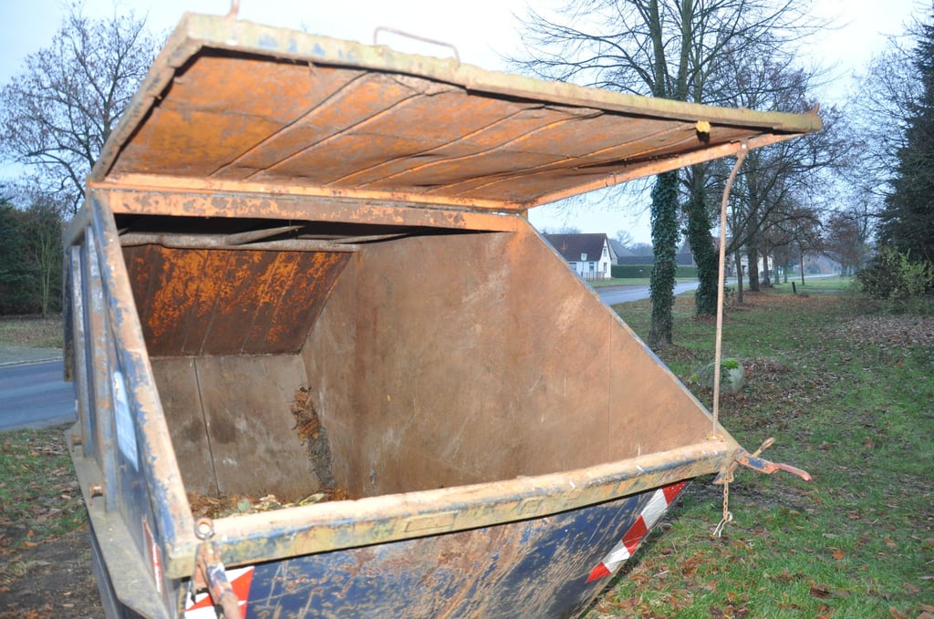 Im Vorjahr stellte die Stadt in drei Dörfern, hier Dequede, Laubcontainer auf. Das Pilotprojekt verlief nach Einschätzungen aus dem Osterburger Rathaus erfolgreich.