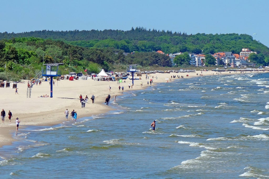 Ein Urlauber ist vor Hergisdorf von seinem Jetski gefallen und in der Ostsee ertrunken.