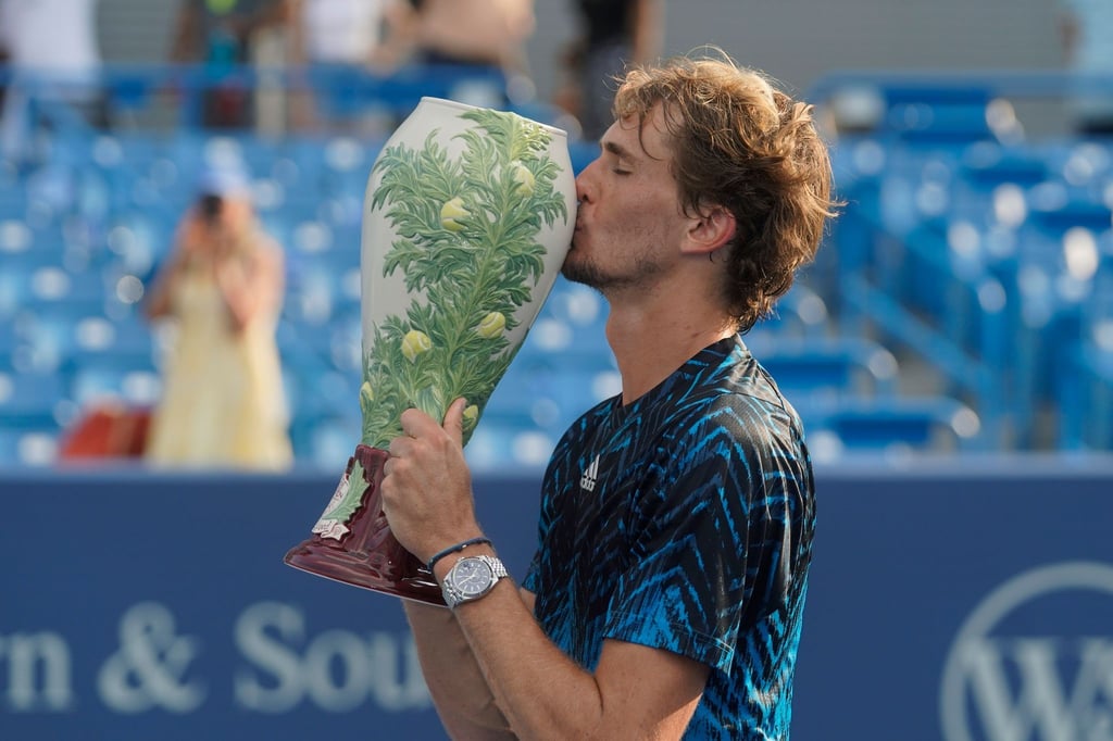 Siegerkuss: Olympiasieger Alexander Zverev feiert seinen Erfolg in Cincinnati.