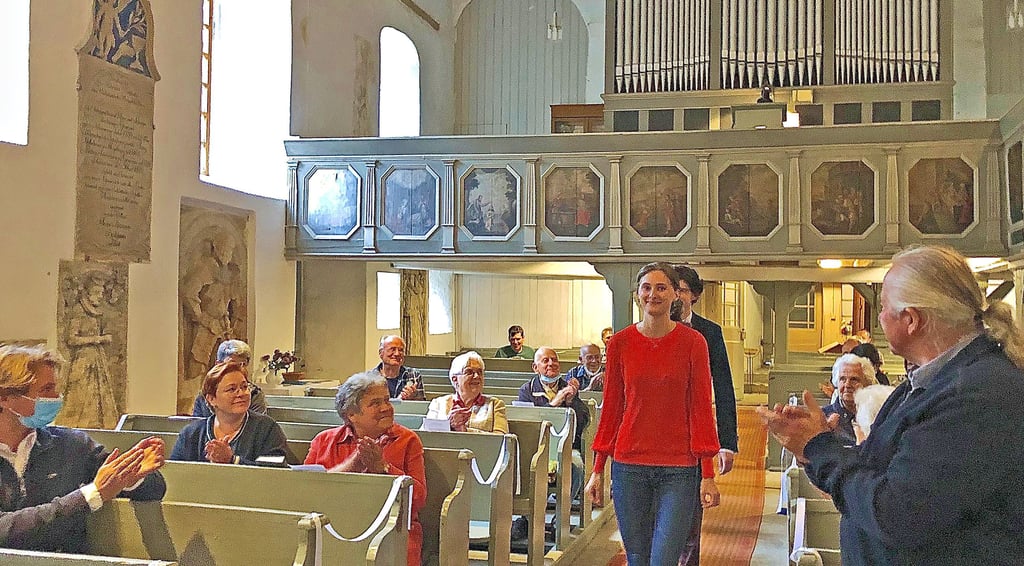 Beifall aus den Kirchenbänken in Ummendorf: Christoph Sötsch und Zoë Fehring spielten auf der Orgel in der Ummendorfer Kirche ein ganz besonderes Programm.