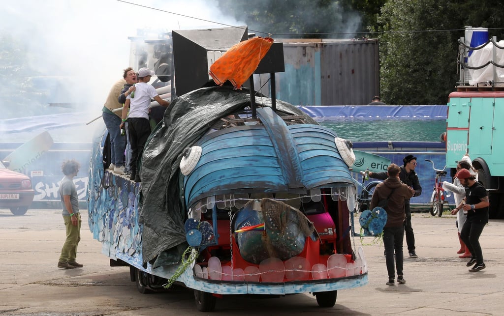 Erste Gäste des Pangea Festivals 2021 auf dem ehemaligen Flugplatz in Pütnitz haben Spaß.