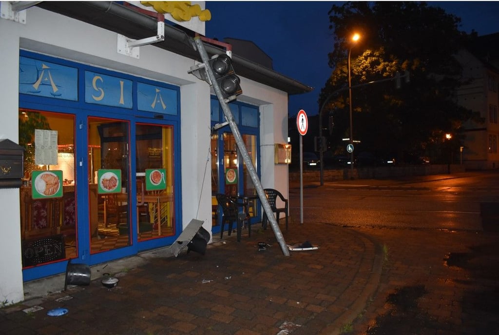 Zeugen haben gestern (22. August) beobachtet Zeugen, wie der Fahrer eines Pick-ups der Marke Dodge Ram gegen gegen die Ampel in der Bahnhofsstraße in Wernigerode gegen 20.30 Uhr gefahren ist.