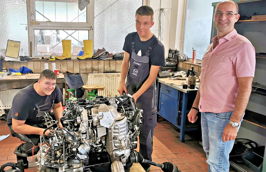 Autohaus-Geschäftsführer Andreas Meyer (rechts) mit seinen beiden Auszubildenden Dominik Jahnke und Benjamin Matthias (links). Für die beiden jungen Männer ist die Ausbildung zum KfZ-Mechatroniker der Traumberuf.