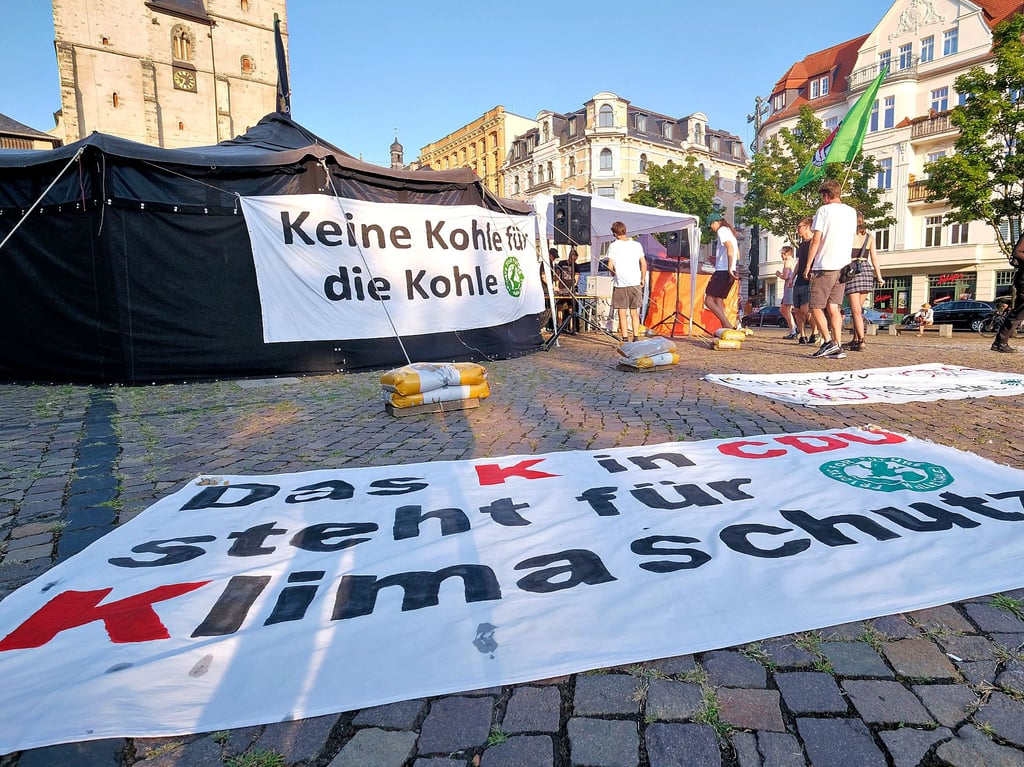 Mit einem Klimacamp auf dem Hallmarkt machten Aktivisten auf die Folgen des Klimawandels aufmerksam.
