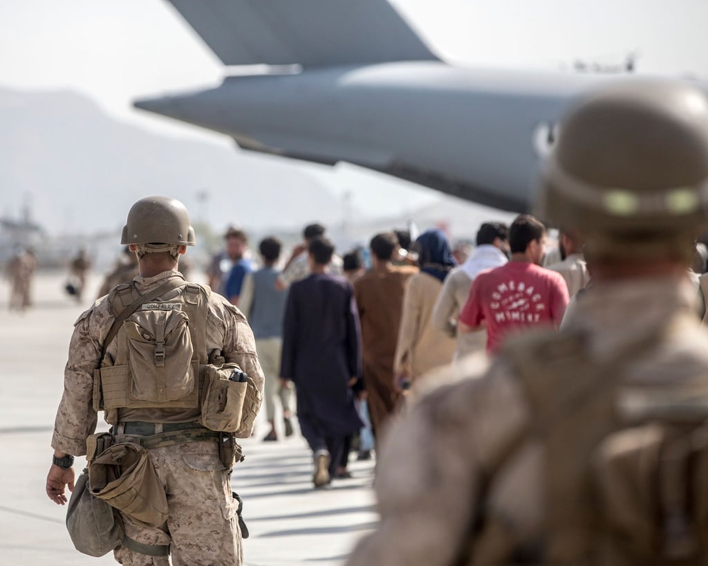 US-Marines begleiten in Kabul Familien zu einem Evakuierungsflug.