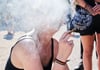 Eine Teilnehmerin der "Berliner Hanfparade" raucht einen Joint