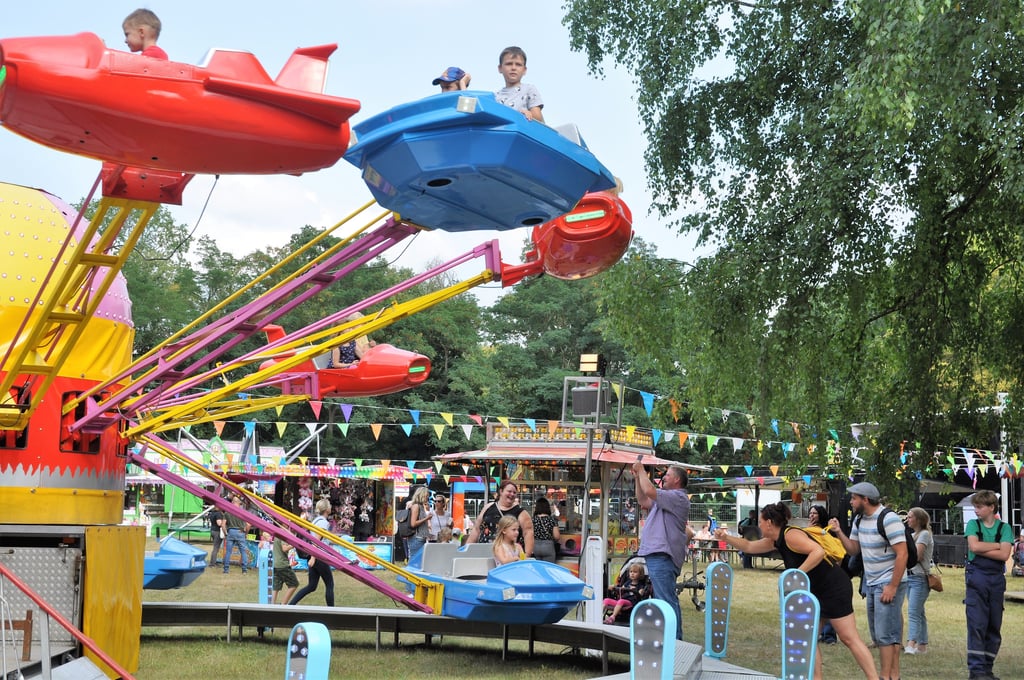 Familiengerechte Karussells und Buden machen das Volksparkfest zu einem Anziehungspunkt für Eltern, Großeltern und ihre Kinder.