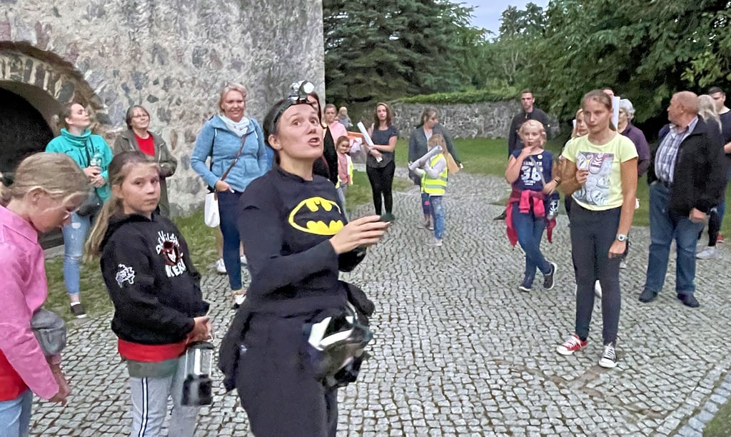 NABU-Expertin Anja Bäthge führte die interessierten Gäste durch Loburg zu bekannten Fledermaus-Lebensräumen. Eine Station war die St.-Laurentius-Kirche.