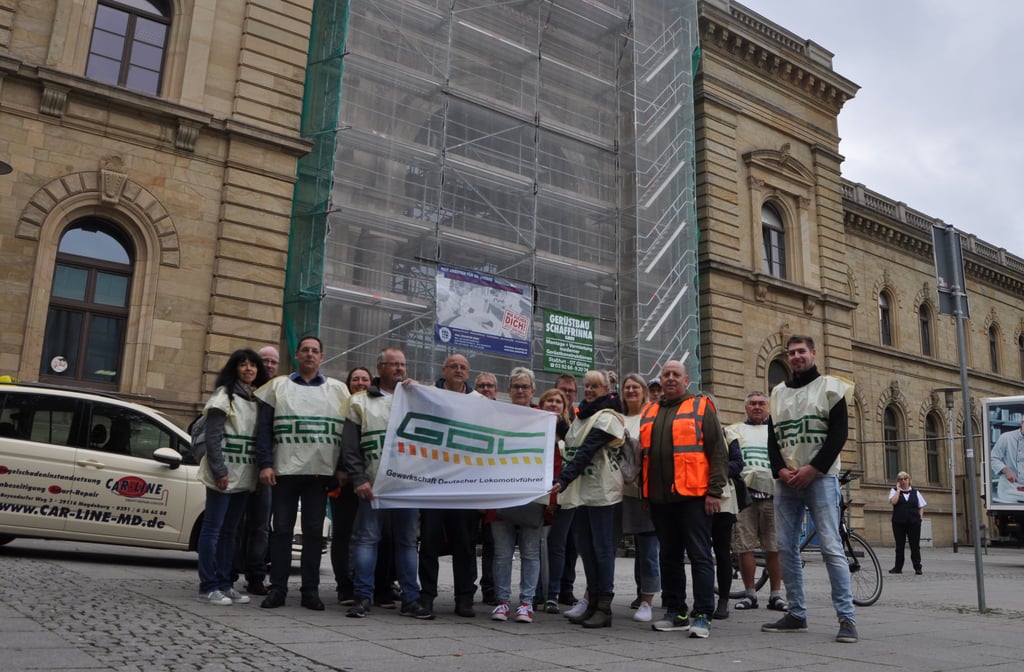 Die Ortsgruppe Magdeburg Hauptbahnhof der Gewerkschaft GDL zeigte am Montag, 23. August, Flagge vor dem Hauptbahnhof der Landeshauptstadt