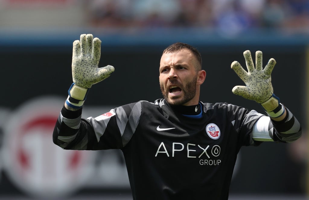 Torwart Markus Kolke vom FC Hansa Rostock hebt die Hände.