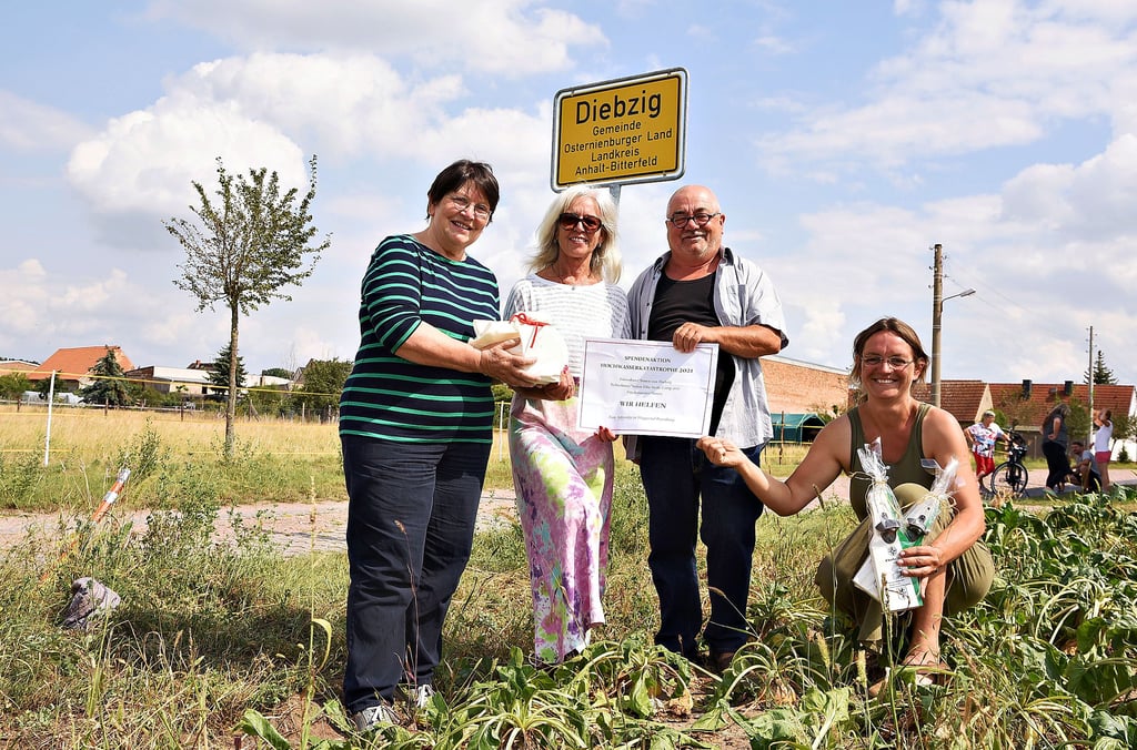 Jutta Röseler vom Elbe-Saale-Camp (li.) sowie die Diebziger Werner Seidel und Steffi Caspers überreichen die Spenden an Conny Müller (2. v. l.).