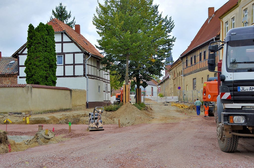 Die Bauarbeiten werden aktuell bis zum Abzweig in die Planstraße ausgeführt.