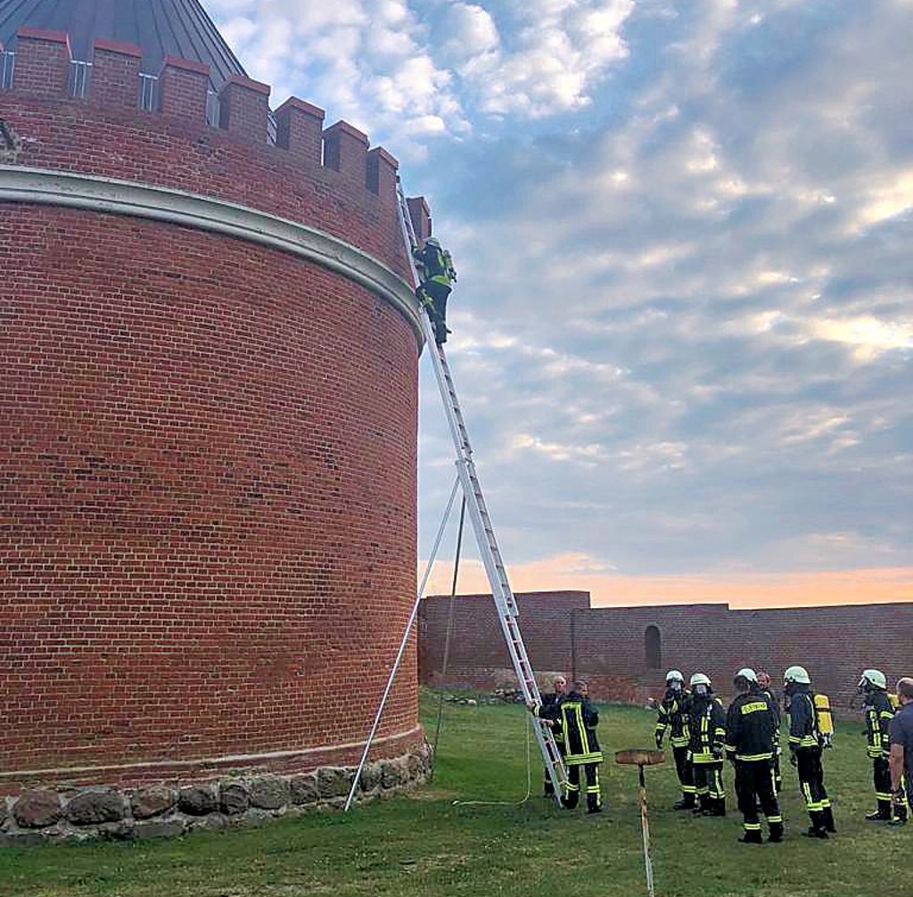 Über die dreiteilige Schiebeleiter lässt sich das Dach des Turms der Burg in Lindau leicht erreichen, zeigt die Feuerwehr.