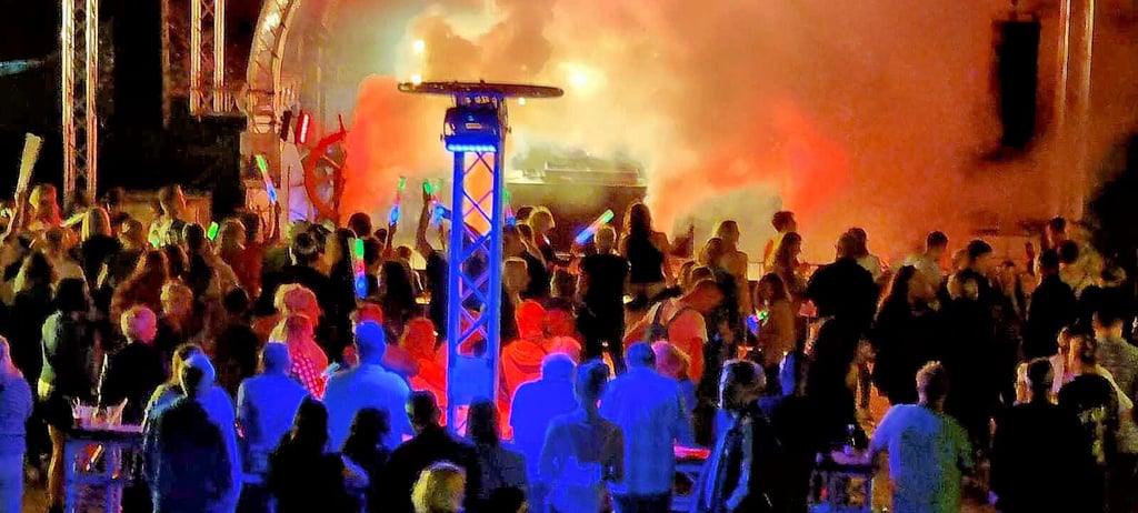Am Samstagabend hatte die Jugend bei der großen Hafenparty mit „Groove’N’Cocktails“ den Platz vor der Bühne eingenommen.
