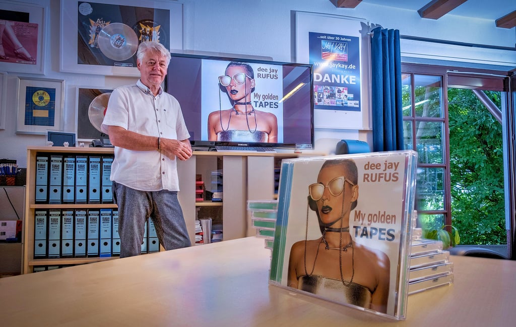 Etwa 500 Lieder hat Jürgen Kerber produziert. Als Ablenkung in der Pandemie hat er 21 davon neu bearbeitet und zur CD gemacht.