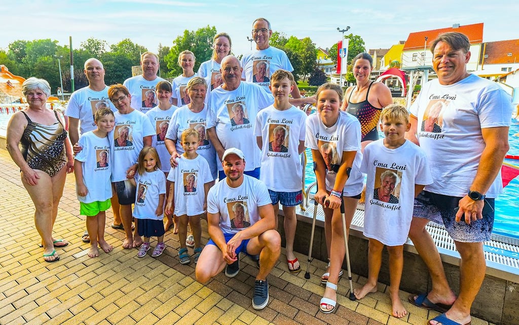 Freunde und Familie schwammen zu Ehren von Helene Stracke.