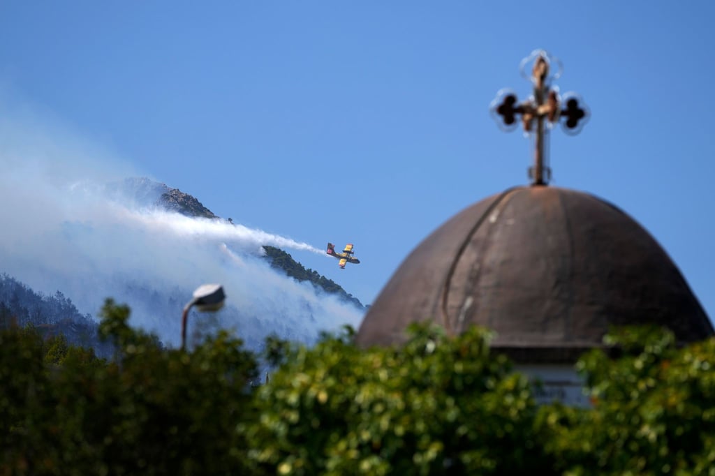 Nordwestlich von Athen kämpfte die Feuerwehr erneut gegen einen Brand.