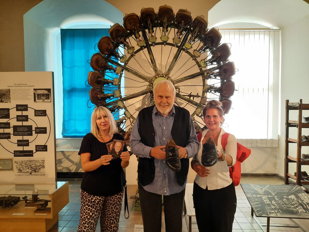 Gunther Emmerlich mit Elke Simon-Kuch und Isabell Aurin-Miltschuss Schuhe fürs Weißenfelser Museum