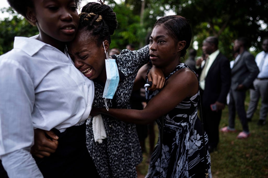 Eine Frau weint während der Beerdigung eines Angehörigen in Les Cayes, der bei dem Erdbeben ums Leben kam.