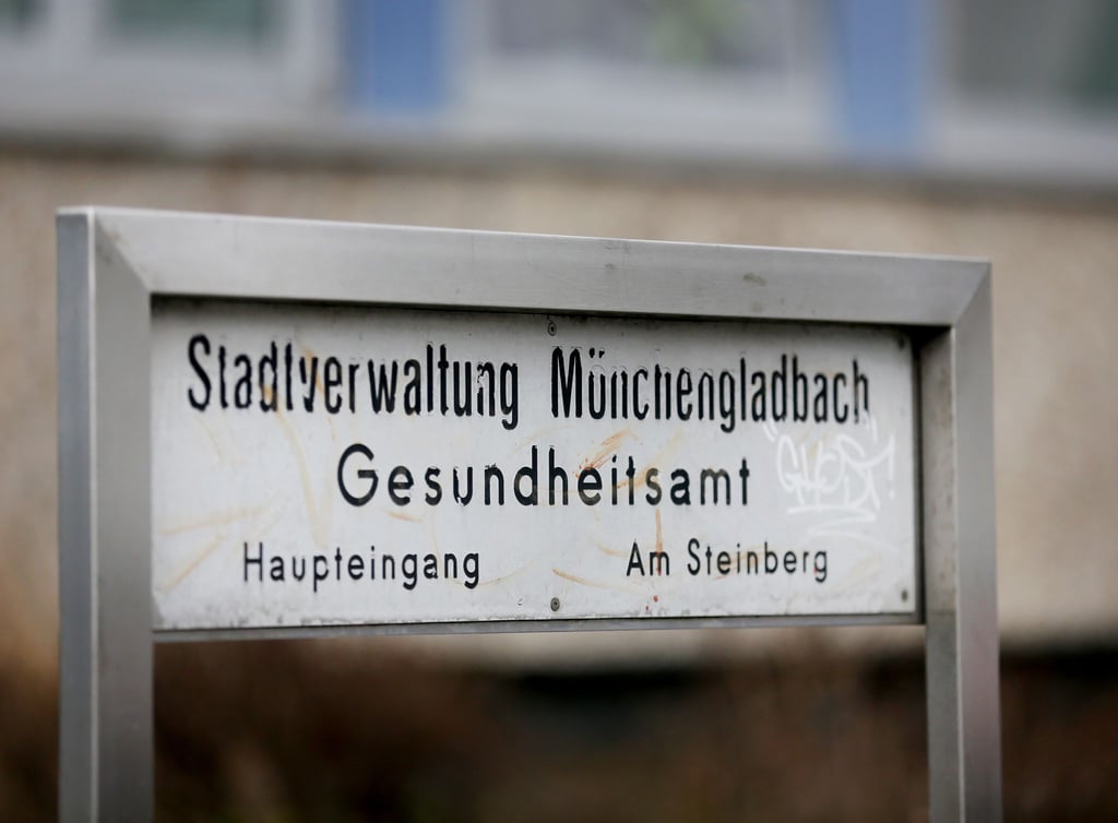 Der Eingangsbereich des Gesundheitsamtes in Mönchengladbach.