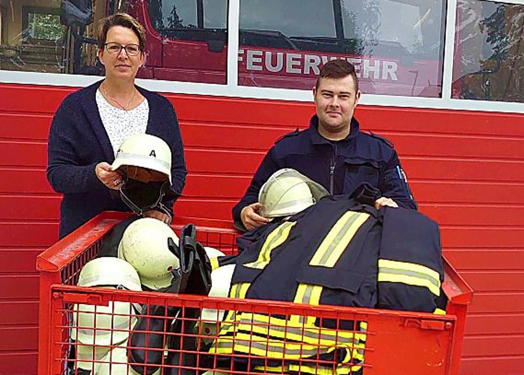 VG-Bürgermeisterin An der Finne Monika Ludwig und Gerätewart Tobias Stieber.