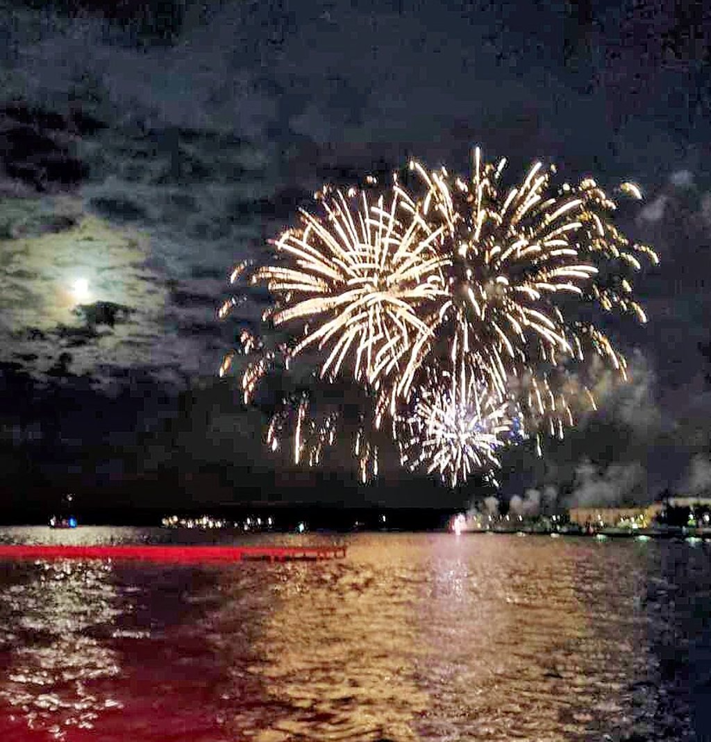 Feuerwerk am Samstag über dem Goitzschesee