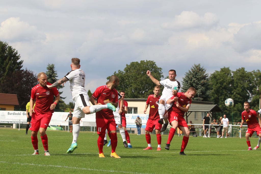 Energisch setzt sich Enrico Mania gegen zwei Kelbraer durch. Sekundenbruchteile später steht es 1:0 für Edelweiß Arnstedt.